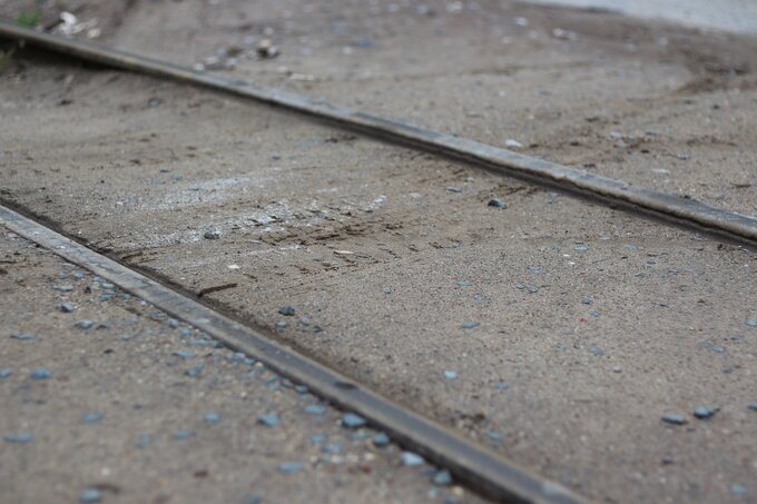 Đất, cát lấp kín hai bên đường ray trên lối đi tự mở qua đường sắt vào các điểm tập kết vật liệu xây dựng, uy hiếp an toàn chạy tàu, dễ dẫn đến xảy ra tai nạn trật bánh.