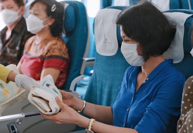 Hành khách trên chuyến bay được chào đón đặc biệt với món quà là túi vải và thiệp truyền tải thông điệp bảo vệ môi trường