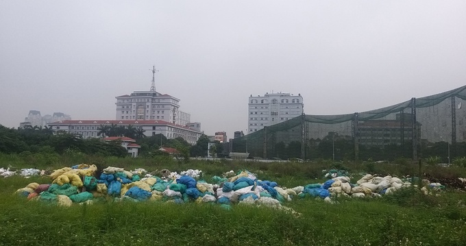 Đủ các loại rác không rõ nguồn gốc hàng ngày được chở về đây tập kết, biến khu vực thuộc phạm vi dự án chẳng khác nào một bãi rác khổng lồ giữa lòng Thủ đô