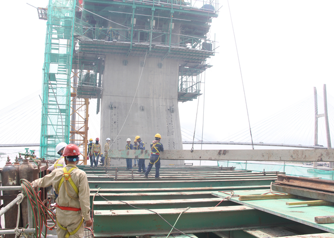 Các kỹ sư, công nhân thi công hạng mục trụ tháp chính cầu Mỹ Thuận 2 được trang bị bảo hộ đảm bảo an toàn lao động, chất lượng công trình.