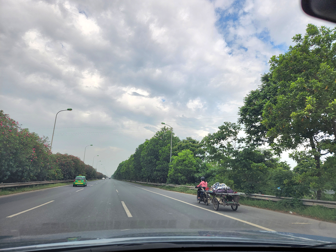 Tình trạng xe máy, xe tự chế vô tư đi vào đường cấm trên Đại lộ Thăng Long. 