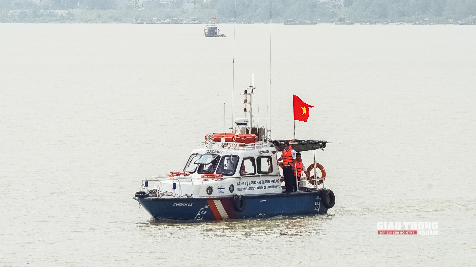 Tuyến ĐTNĐ quốc gia sông Mã tiếp giáp với tuyến hàng hải, Cảng vụ Hàng hải Thanh Hóa huy động 1 xuồng máy đến hiện trường tham gia phối hợp tìm kiếm cứu nạn.