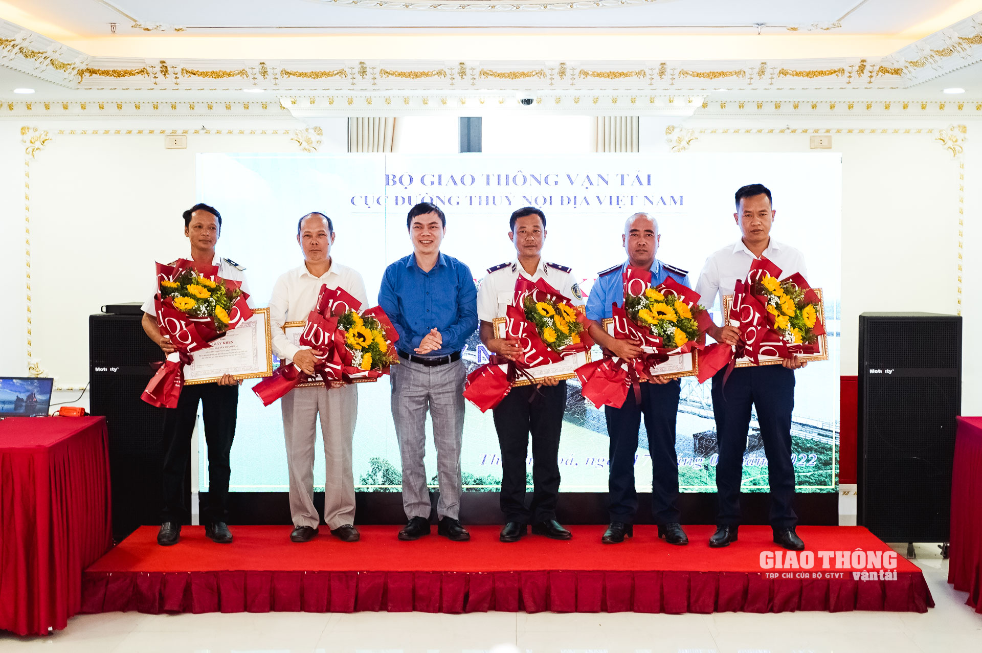 Ông Hoàng Thế Tùng - Vụ trưởng Vụ ATGT (Bộ GTVT) trao Giấy khen của Cục trưởng Cục ĐTNĐ Việt Nam cho các cá nhân có thành tích xuất sắc trong diễn tập