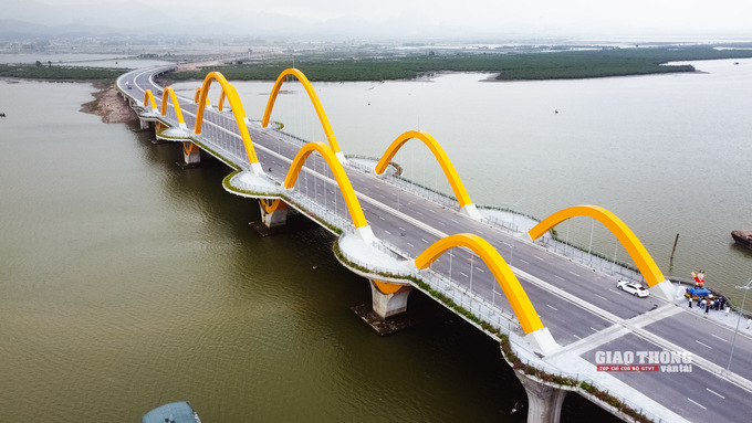 Đầu tiên là công trình cầu Cửa Lục 1 (cầu Tình Yêu). Dự  án được UBND tỉnh Quảng Ninh quyết định phê duyệt đầu tư ngày 31/10/2019 và chính thức được khởi công ngày 28/4/2020.