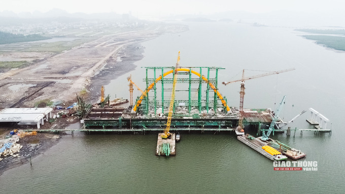 Ngay sau khi khởi công cầu Tình Yêu (cầu Cửa Lục 1), cuối tháng 9/2020, Quảng Ninh đã tiếp tục triển khai đầu tư cầu Cửa Lục 3.