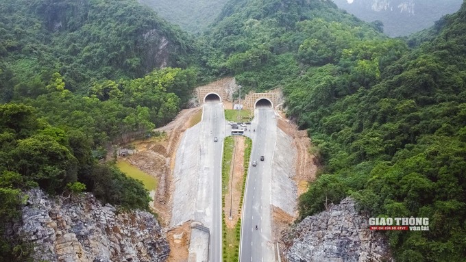 Đây là đường hầm xuyên núi lớn nhất Quảng Ninh tính  đến thời điểm này và cũng là một trong những đường hầm xuyên núi có nền đường lớn nhất Việt Nam. Công trình do Tập đoàn Đèo Cả triển khai thi công từ tháng 7/2020 trong thời gian 390 ngày với tổng mức đầu tư trên 247,5 tỷ đồng.