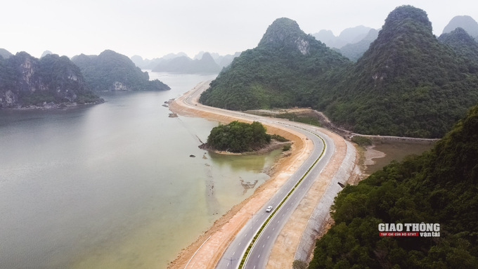 Tuyến đường bao biển Hạ Long - Cẩm Phả có chiều dài 18,691km, quy mô 6 làn xe, tổng đầu tư lên tới 2.290 tỷ đồng, được khởi công từ năm 2019. Ngay khi chính thức đưa vào khai thác từ đầu năm 2022,  đường bao biển Hạ Long - Cẩm Phả được đánh giá là một tuyến đường du lịch ven biển hiện đại, đẹp nhất Việt Nam bởi có sự kết hợp của núi và biển với những cảnh quan đặc sắc, 