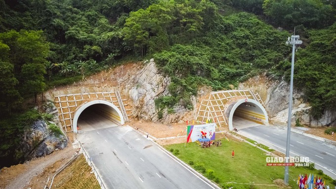Một dự án khác tại Quảng Ninh do Tập đoàn Đèo Cả tham gia thi công là công trình hầm xuyên núi thuộc dự án đường bao biển Hạ Long - Cẩm Phả. Hầm có thiết kế dài 235m, với 2 ống hầm, mỗi ống 3 làn xe chạy
