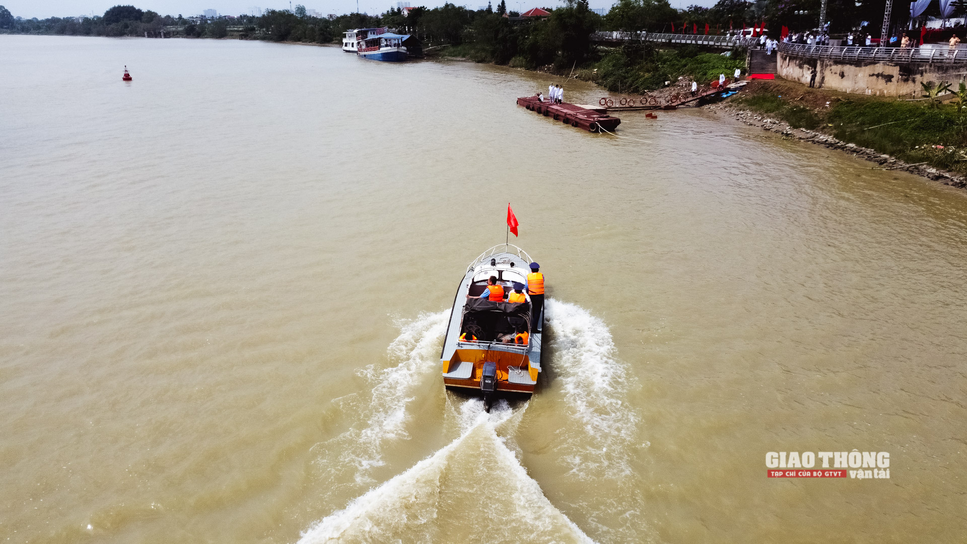 Đội Thanh tra giao thông đường thủy, Thanh tra Sở GTVT Thanh Hóa nhận được lệnh đã khẩn trương đến hiện trường phối hợp tìm kiếm cứu nạn.