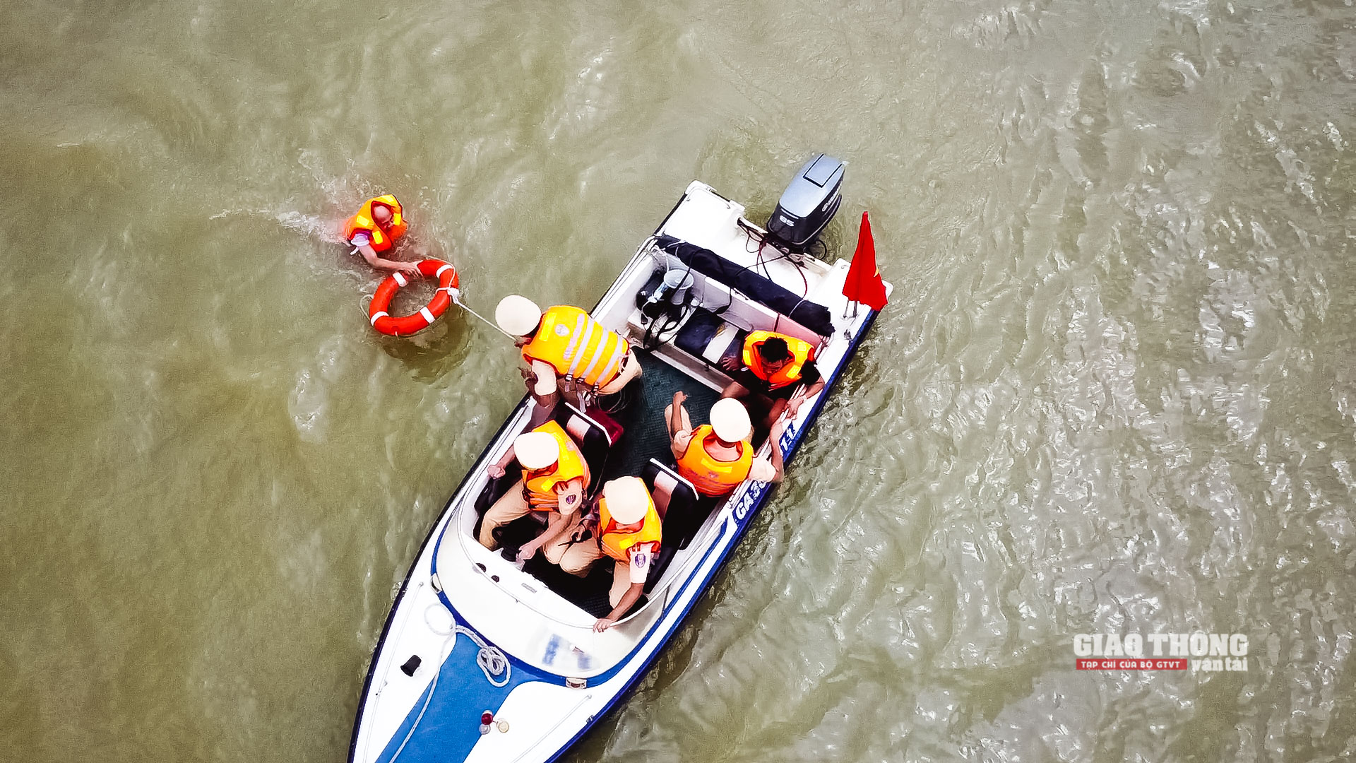 Lực lượng của Đội Cảnh sát đường thủy thuộc Phòng CSGT Thanh Hóa đang thực hiện nhiệm vụ tuần tra, kiểm soát bảo đảm ATGT trên luồng ĐTNĐ sông Mã đã nhanh chóng đến hiện trường phối hợp với các lực lượng tham gia tìm kiếm cứu nạn.