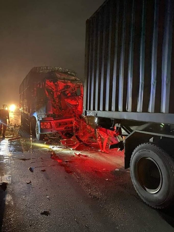 Hiện trường vụ tai nạn khiến tài xế xe tải tử vong, mắc kẹt trong cabin