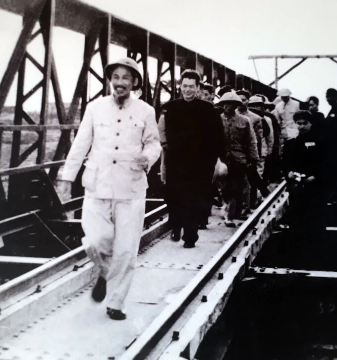 Bác Hồ thăm công trường xây dựng cầu Phủ Lạng Thương, ngày 24/01/1955 (tức mồng 1 Tết năm Ất Mùi). Ảnh tư liệu