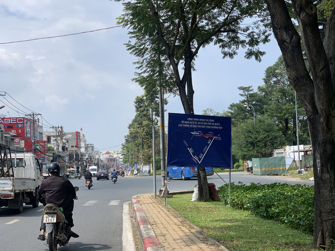 Khu vực thi công đường Võ Văn Ngân liên tục cấm xe ô tô di chuyển khiến người dân kinh doanh hai bên vô cùng búc xúc