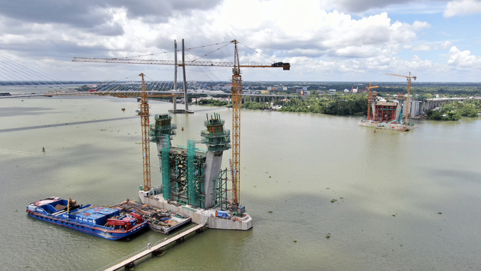 Hai trụ tháp của cầu cầu Mỹ Thuận 2 xuất hiện ngày một cao thêm giữa sông Tiền