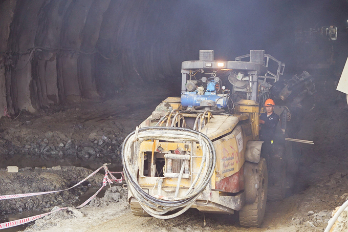 Công nhân và phương tiện thi công khoan hầm Thung Thi trên cao tốc Mai Sơn - QL45