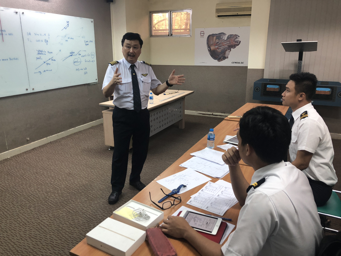 Cơ trưởng Nguyễn Nam Liên đang giảng dạy cho các học viên tại Trường Đào tạo phi công Bay Việt. Ảnh: VGP/Phan Trang