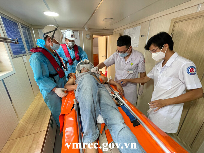 Lực lượng cứu hộ và bộ phận y tế sơ cấp cứu ban đầu cho thuyền viên bị bệnh