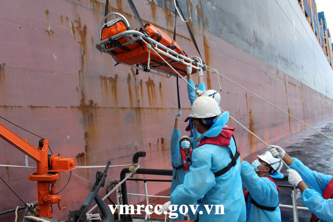Lực lượng cứu hộ của Trung tâm Phối hợp tìm kiếm, cứu nạn hàng hải Việt Nam di chuyển cáng, đưa thuyền viên bị bệnh từ tàu KOTA PUSAKA sang tàu SAR 27-01 để đưa về đất liền điều trị