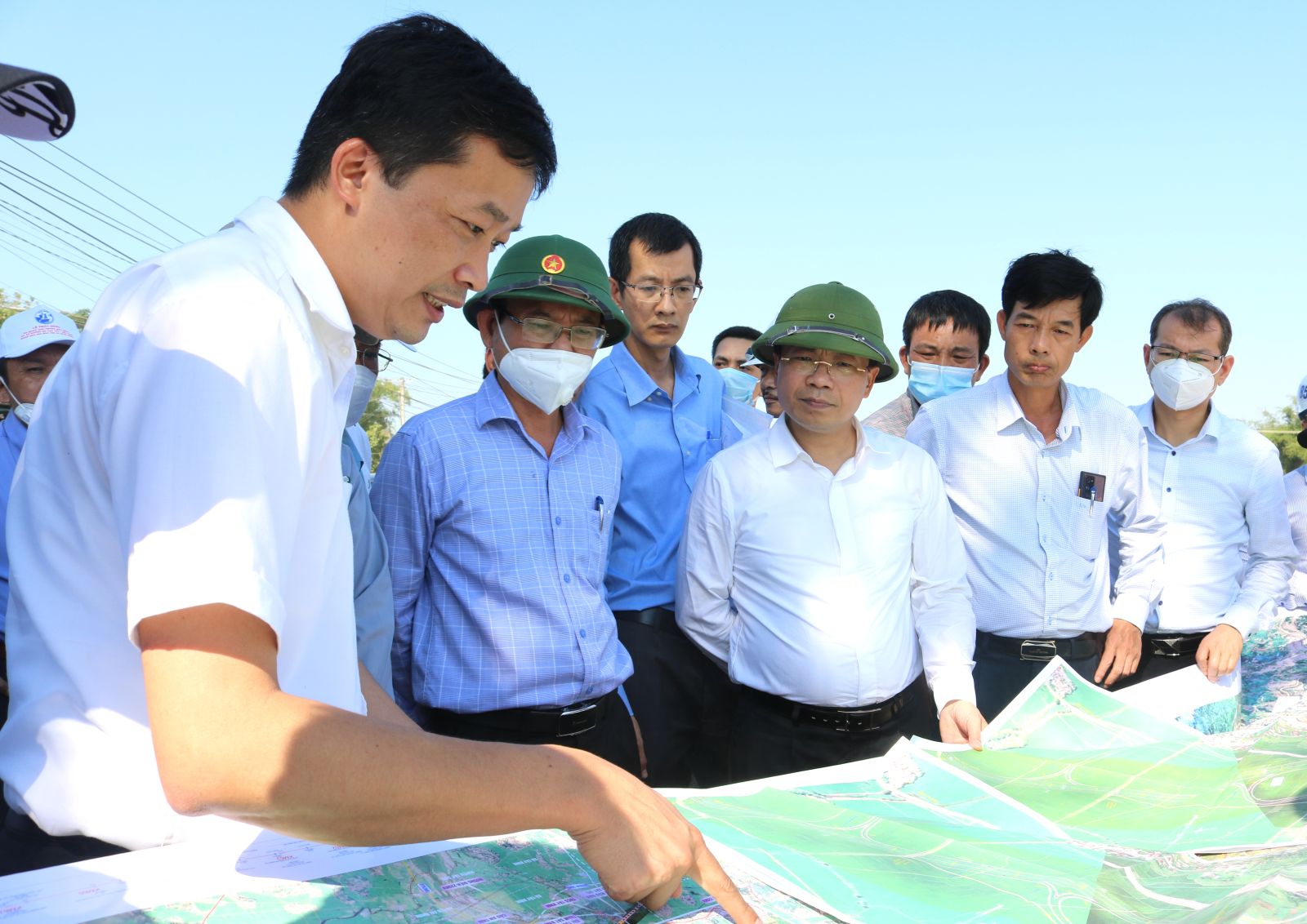 Thứ trưởng Bộ GTVT Nguyễn Duy Lâm cùng lãnh đạo tỉnh Bình Định và các cơ quan, đơn vị kiểm tra hiện trường thi công cao tốc Bắc - Nam