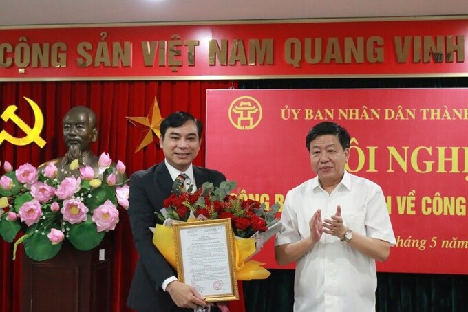 Phó Chủ tịch UBND TP Hà Nội Dương Đức Tuấn trao quyết định bổ nhiệm cho ông Đào Duy Phong