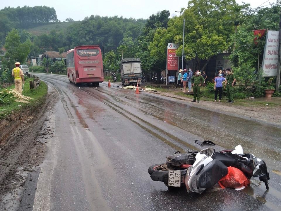 Hiện trường vụ tai nạn thương tâm khiến 3 người đi xe máy bị xe tải cán tử vong tại Tuyên Quang vào ngày 6/5