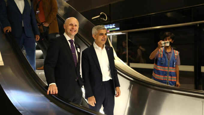 Thị trưởng thành phố London Sadiq Khan (phải) đánh giá hệ thống tàu điện ống mới rất phù hợp với tên nữ hoàng Elizabeth và người dân thành phố.