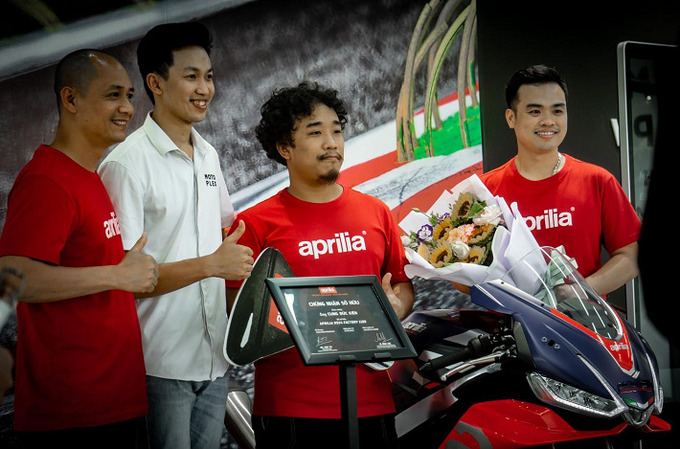 Lễ bàn giao siêu phẩm Aprilia RSV4 Factory cho chủ nhân đầu tiên tại Hà Nội

