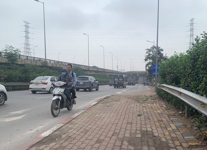Các tài xế xe ôm thường chở khách đi ngược chiều từ lối vào cao tốc cho tới đoạn đường Trần Thủ Độ hoặc bến xe Nước Ngầm. 