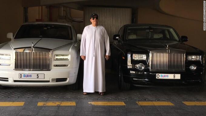 Vị đại gia Dubai bên chiếc Rolls-Royce biển số siêu khủng (Ảnh: Motoqar)

