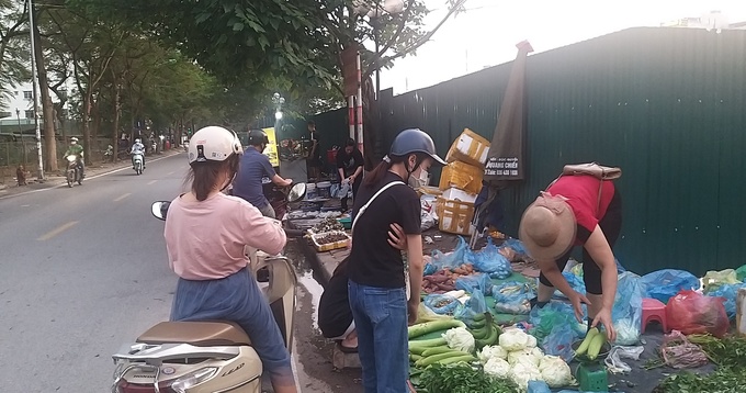 Dọc theo tuyến đường Kim Giang (địa phận quận Hoàng Mai), chợ cóc cũng mọc lên nhan nhản. Các mặt bàng được bán chủ yếu ở đây là thực phẩm.