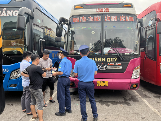 Tổ công tác của Thanh tra Sở GTVT kiểm tra việc lắp đặt camera giám sát của các phương tiện tại Bến xe khách tỉnh Bắc Giang.