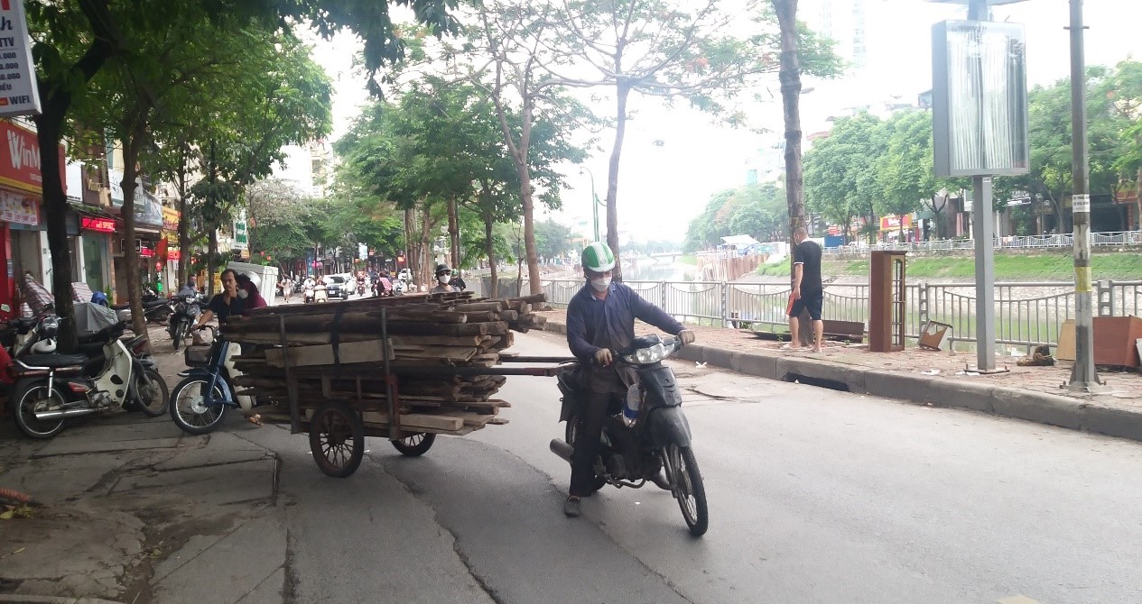 Xe tự chế chở quá khổ quá tải trên tuyến đường Khương Đình, Thanh Xuân