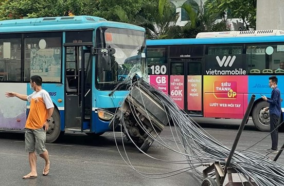 Vụ tai nạn giữa xe buýt và xe tự chế chở thép trên đường Nguyễn Trãi, quận Thanh Xuân ngày 8/5/2022