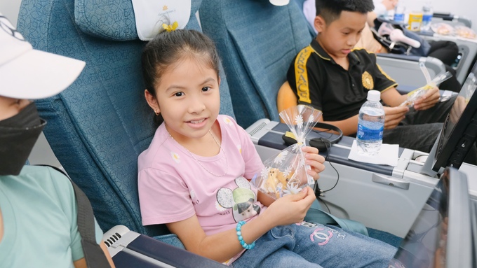 Những hành khách nhí trên chuyến bay của Vietnam Airlines hào hứng với món quà được tặng