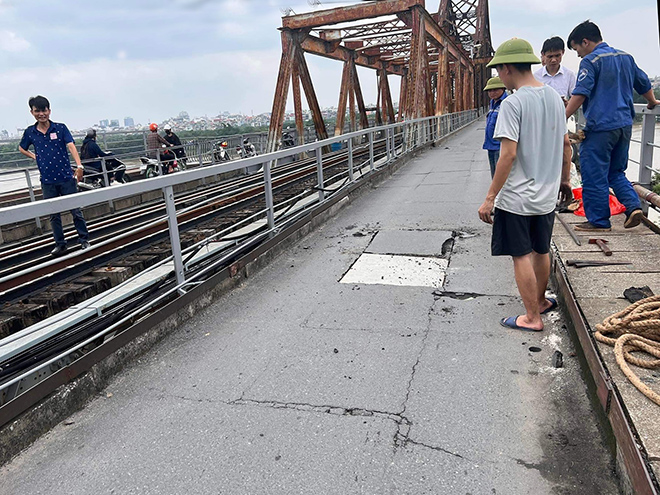 Đơn vị quản lý đã lắp camera trên cầu Long Biên để phạt nguội các phương tiện vi phạm sau 2 sự cố sập tấm đan xảy ra tháng 5 vừa qua (Ảnh minh họa)