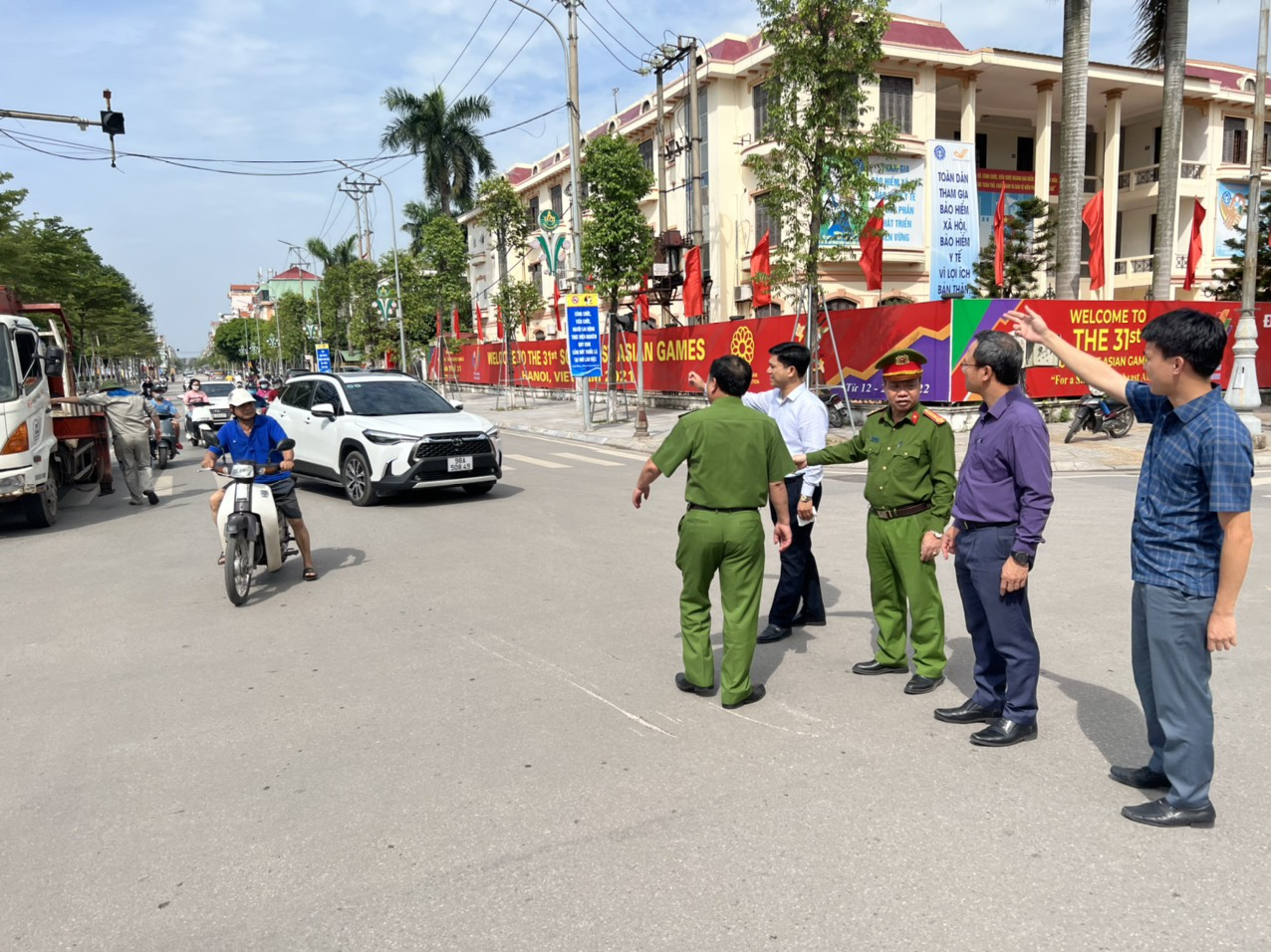 Ông Khuất Việt Hùng dẫn đầu đoàn công tác trực tiếp kiểm tra hiện trường vụ tai nạn đặc biệt nghiêm trọng