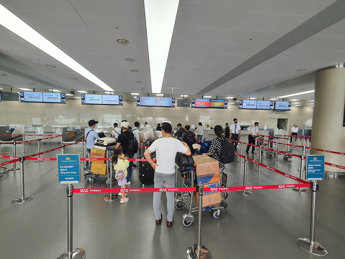 Hành khách đi chuyến bay VN427 Busan - Hà Nội làm thủ tục tại sân bay
Busan