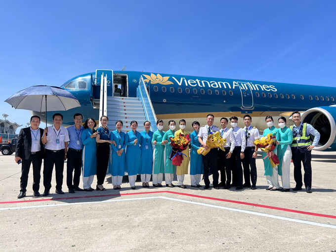 Đại diện Vietnam Airlines tặng hoa chúc mừng tổ bay thực hiện chuyến bay đầu tiên trên đường bay Singapore - Nha Trang