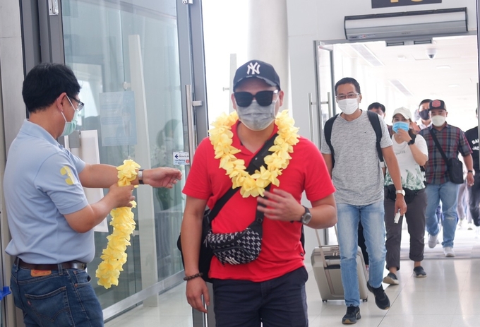 Hành khách trên chuyến bay được chào đón tại sân bay Phuket