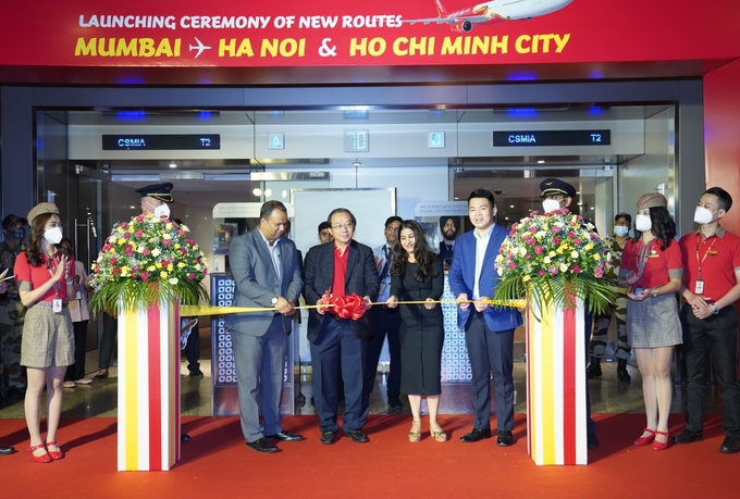 Ông Dương Đức Anh, Phó Tổng lãnh sự Việt Nam tại Mumbai (ngoài cùng, phải), đại diện sân bay Quốc tế Chhatrapati Shivaji Maharaj và ông Đỗ Xuân Quang, Phó Tổng Giám đốc Vietjet (thứ hai từ trái sang) thực hiện nghi thức khai trương đường bay mới