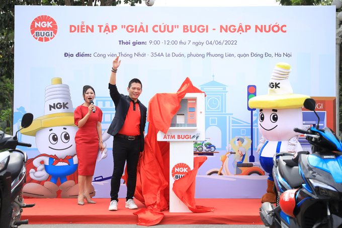 Ông Trần Thanh Kha – Giám đốc NGK Việt Nam giới thiệu về ATM bugi.