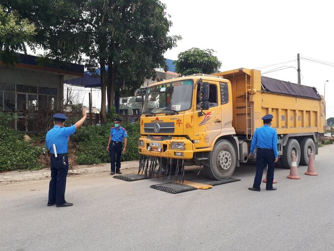 Lực lượng Thanh tra giao thông kiểm soát tại trọng xe trên tuyến quốc lộ - Ảnh minh họa: mt.gov.vn