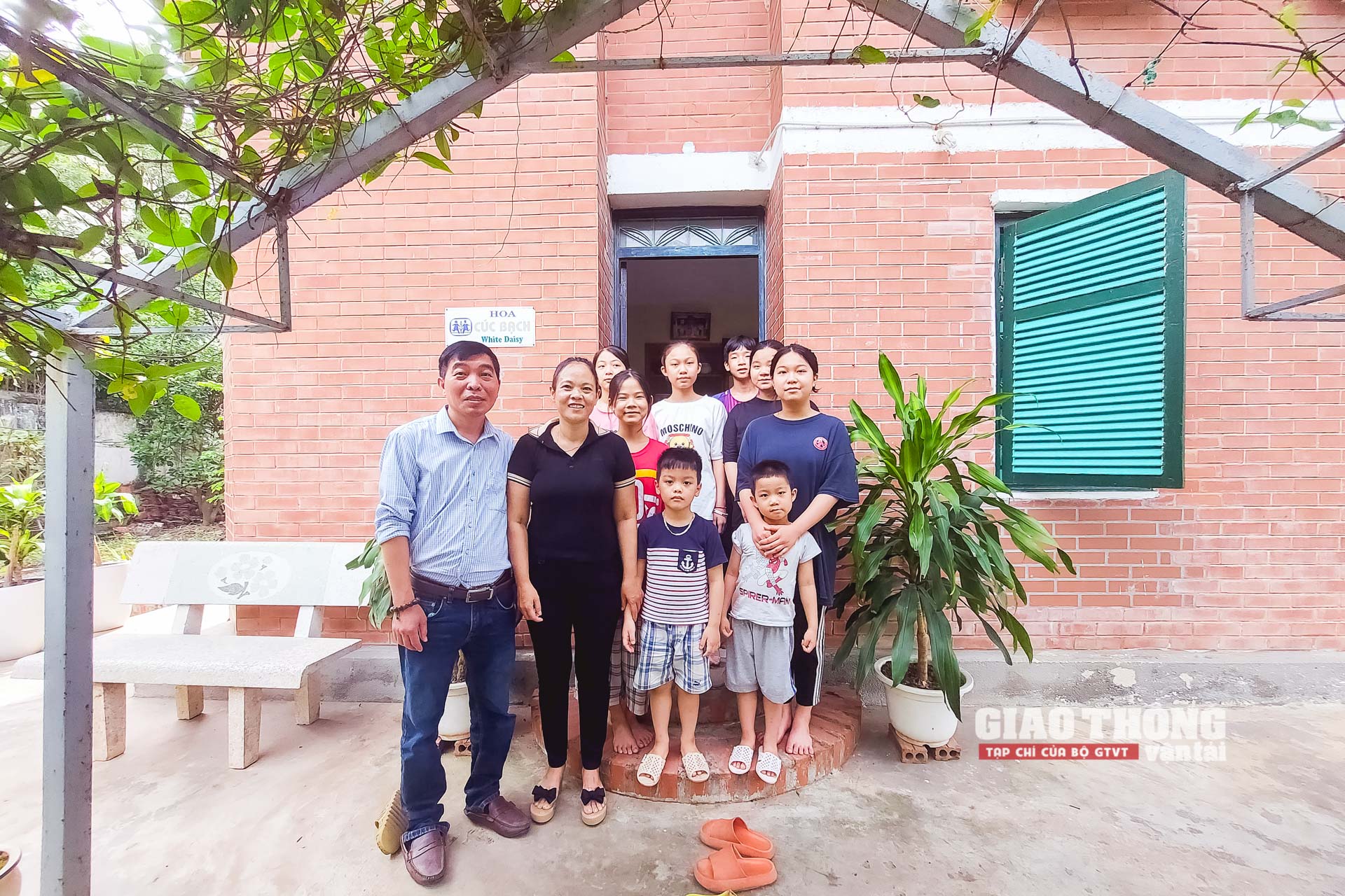 Làng trẻ SOS Hà Nội có 16 nhà, mỗi nhà có khoảng 10 trẻ và 1 bà mẹ. Trẻ nam từ tuổi dậy thì được đưa sang khu lưu xá thanh niên. Các ngôi nhà đều xây dựng với chất lượng rất tốt, kiên cố, khang trang, đầy đủ tiện nghi, tiện ích, đảm bảo đời sống sinh hoạt như 1 mái ấm gia đình.