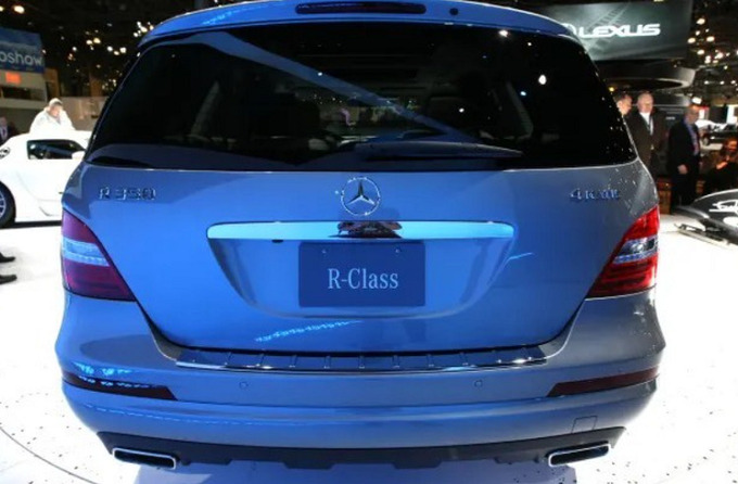 Chiếc SUV Mercedes-Benz R-Class R350 được trưng bày trong một Triển lãm Ô tô Quốc tế New York (NYIAS) ở New York, Mỹ. Ảnh: Bloomberg.

