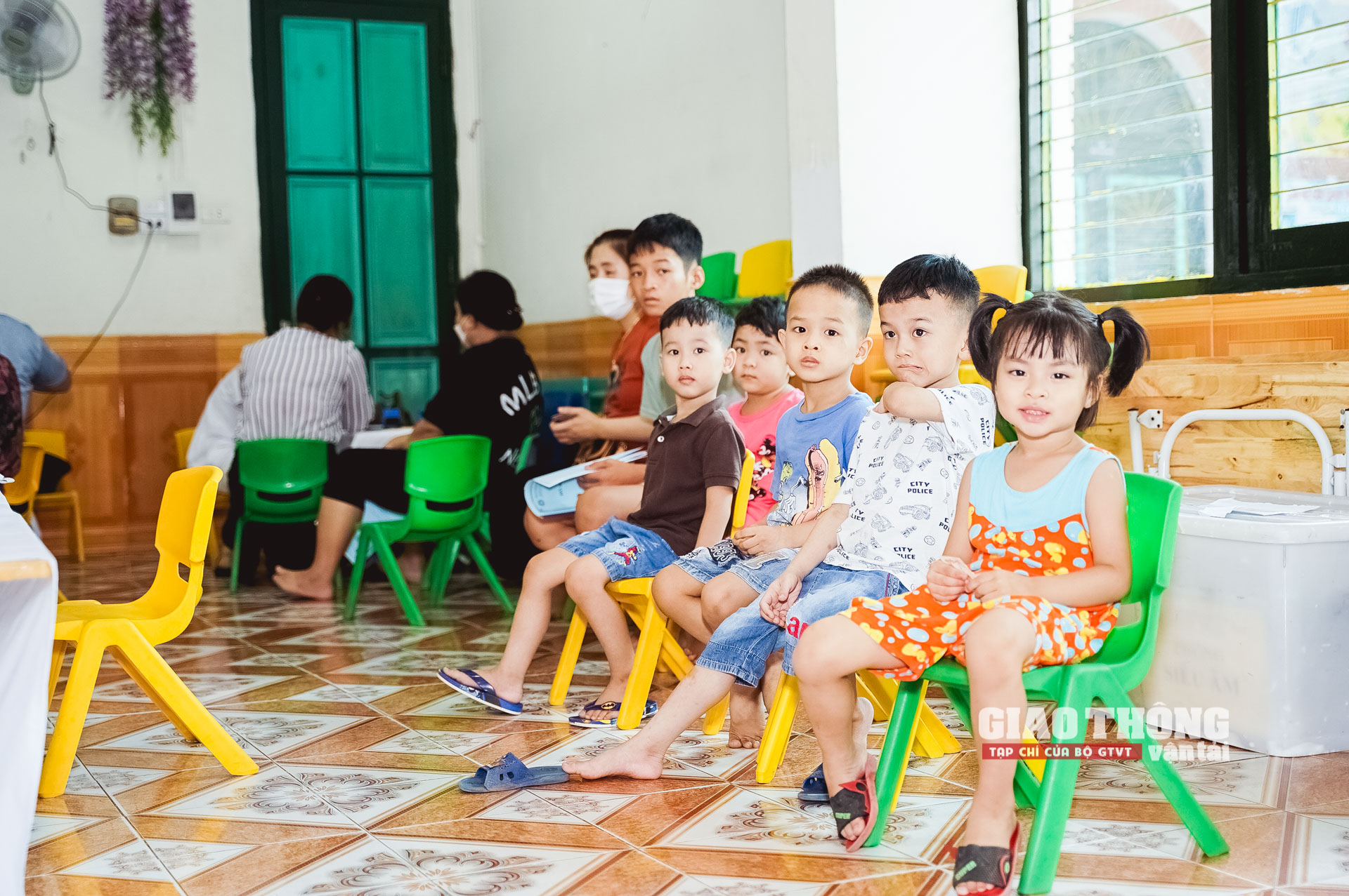 Các bé ở Làng trẻ SOS Hà Nội xếp hàng đợi khám sức khỏe tại chương trình