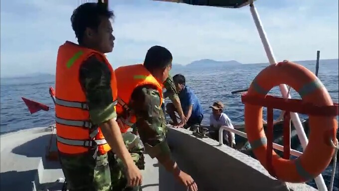 Lực lượng biên phòng cứu vớt những người sống sót sau vụ va chạm tàu

