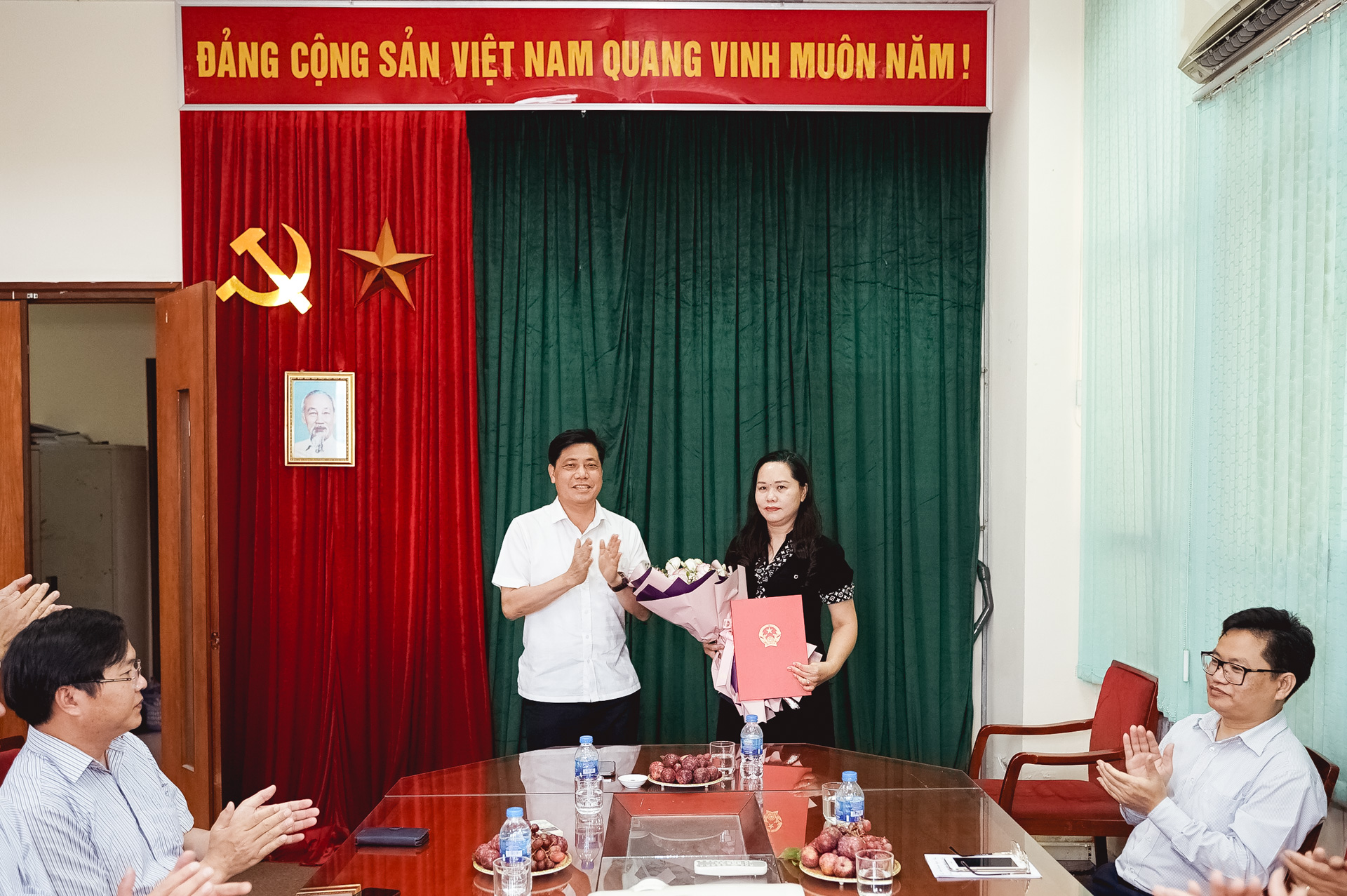 Thứ trưởng Nguyễn Ngọc Đông trao quyết định bổ nhiệm bà Nguyễn Thanh Hoa làm Phó Tổng biên tập Tạp chí Giao thông vận tải