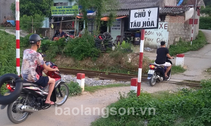 Cơ quan chức năng tỉnh Lạng Sơn sẽ kiên quyết xóa bỏ các lối đi do người dân “tự mở” qua đường sắt. Ảnh: Báo Lạng Sơn.