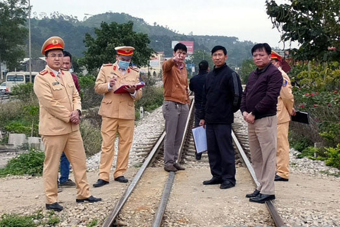 Các lực lượng chức năng tỉnh Lạng Sơn kiểm tra tại các điểm nóng vi phạm đi “tự mở” qua đường sắt.