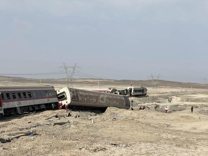 Hiện trường vụ tai nạn đường sắt vừa xảy ra hôm qua tại Iran (Ảnh: AP)
